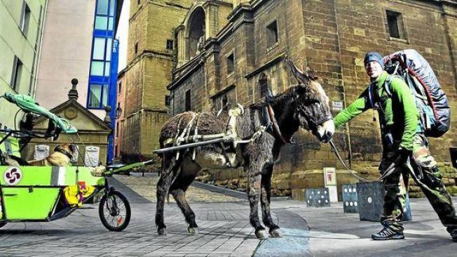 Thomas Foullait, con su burro y su perro, posa en Logroño, en plena Ruta Jacobea. 