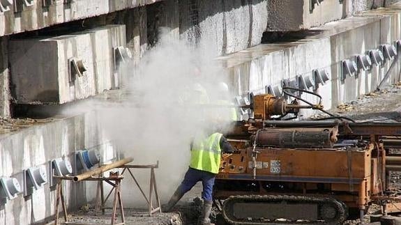 Maquinaría trabajando en el deslizamiento de la ladera 