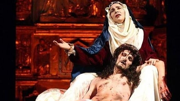 Miembros de la compañía Teatro Corsario durante la puesta en escena de "Pasión".