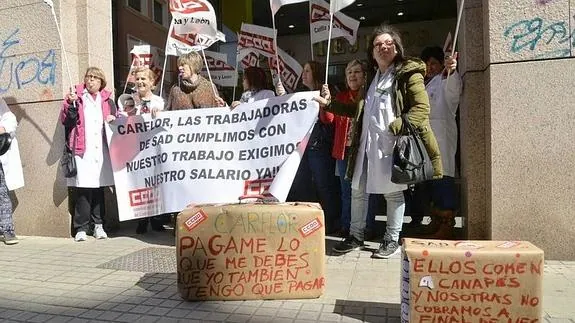 Protesta de las trabajadoras del servicio de Ayuda a Domicilio en Ponferrada.