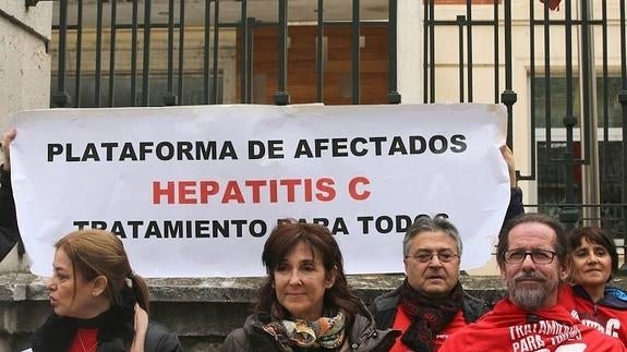 Concentración de la Plataforma de Afectados por la Hepatitis frente a la Consejería de Sanidad