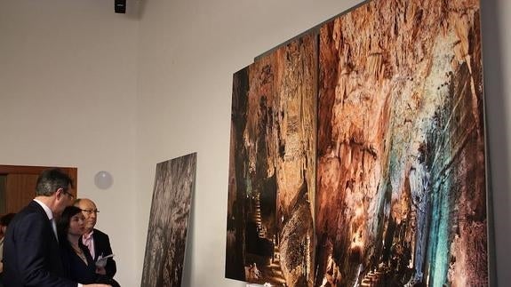 Juan Martínez Majo observa la exposición sobre la cueva