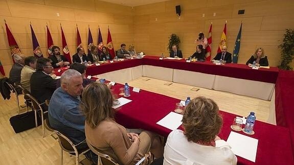 La Mesa y la Junta de Portavoces de las Cortes se reúnen con miembros de la Plataforma de Victimas del Alvia 04155