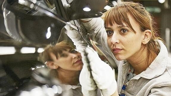 Una trabajadora , en la fábrica de Renault de Villamuriel de Cerrato