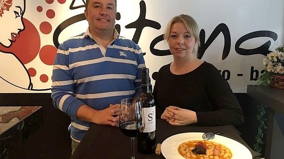 Óscar del Barrio y Cristina Rey, junto a la que puede ser la mejor fabada del mundo.