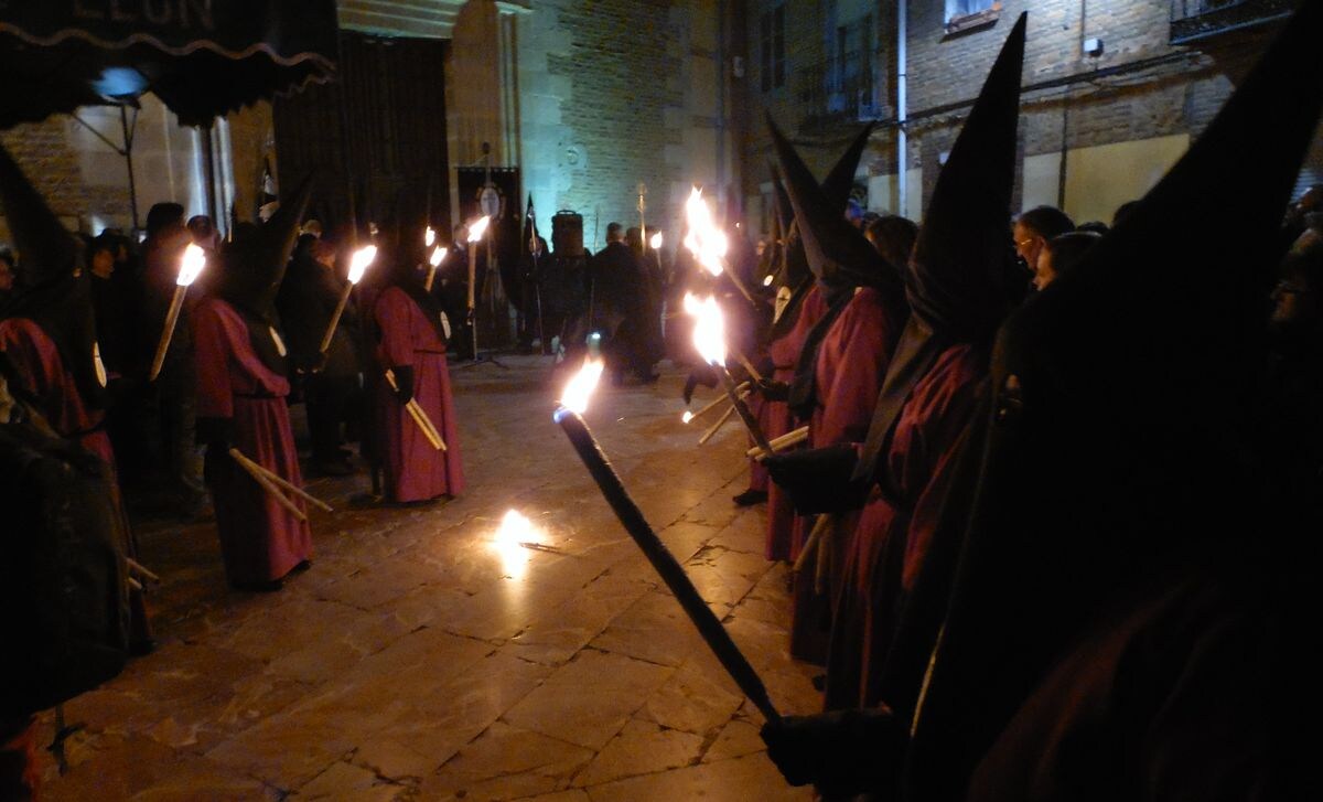 Antorchas para recibir a la Ronda Lírico-Pasional.