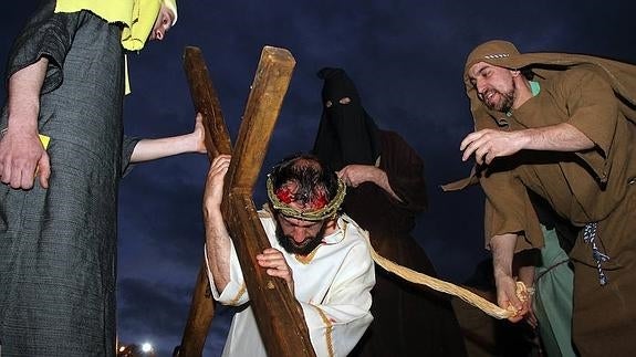 Momento del Via Crucis. 