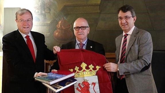 Silván y Majo junto al nuevo presidente de la Casa de León en Madrid