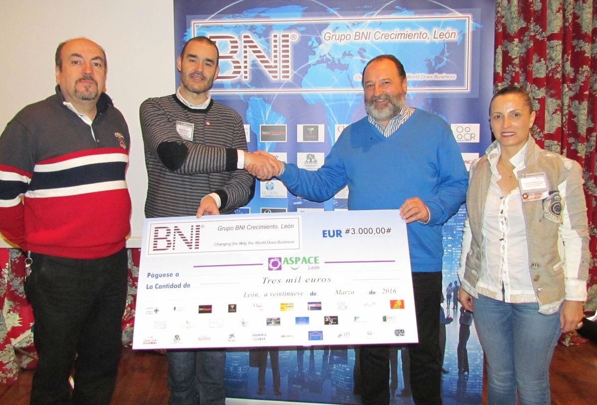 Un instante de la entrega del donativo.