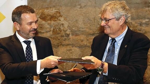 Los directores del Incibe y de la Universidad de Washington en León firman el convenio. 