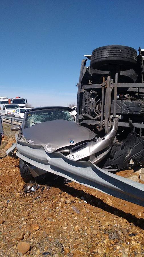 Dos heridos en un choque entre un camión y un turismo en Villamañán