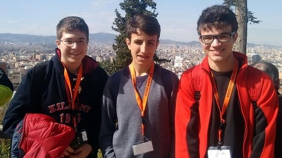 De izda.a dcha. Marcos García, Aitor Iribar y Alejandro Fernández durante su visita a Barcelona el pasado fin de semana. 