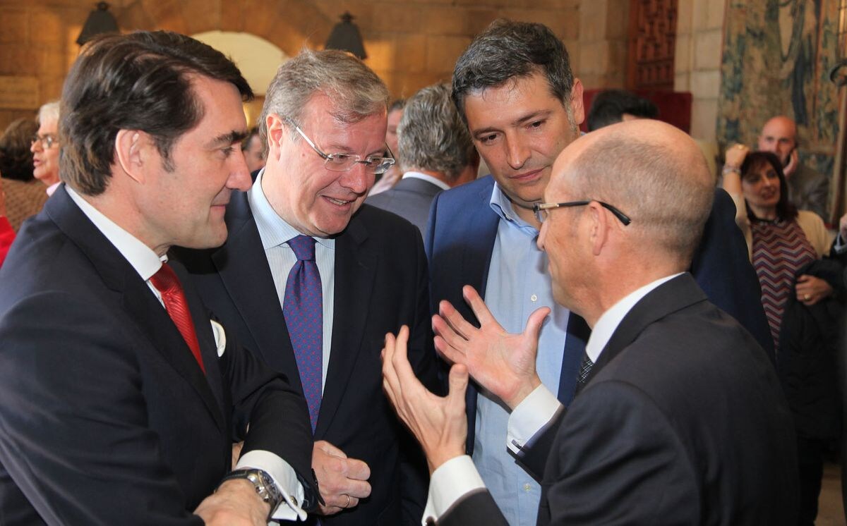 El consejero de Fomento y Medio Ambiente, el alcalde de León y el presidente del CEL, conversan con Daniel Carreño. 