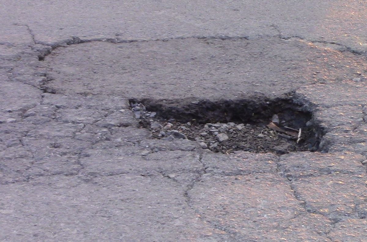 El Ayuntamiento buscará los baches que precisan de arreglo urgente.