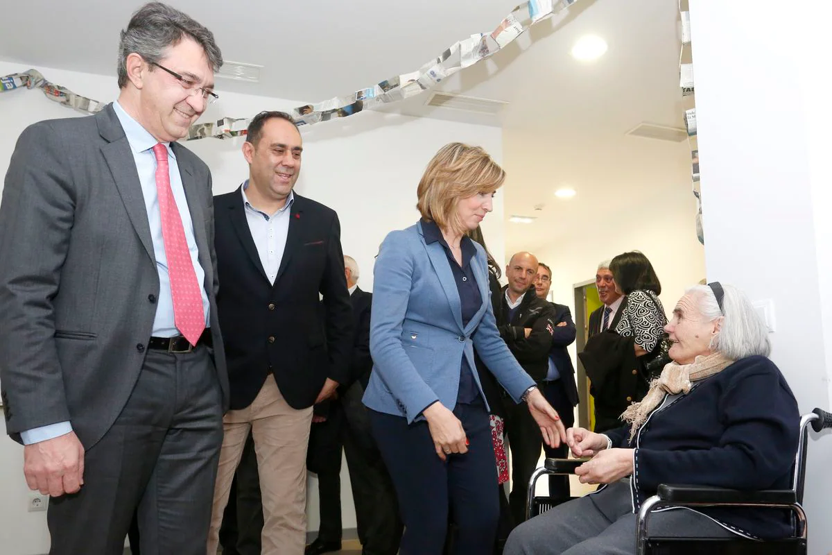 La consejera, durante su recorrido por el nuevo centro de día.