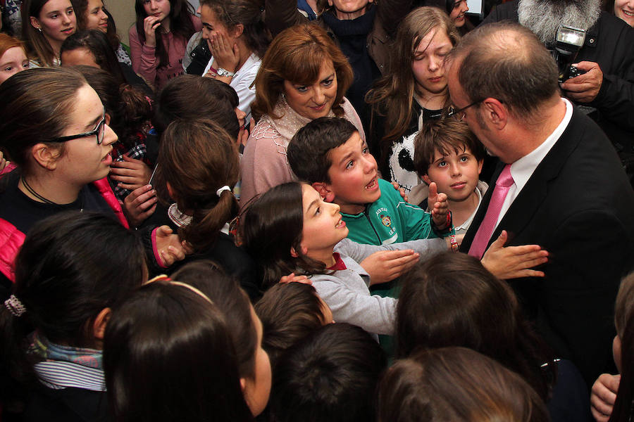 Varios alumnos del centro le piden a Fernando Rey que no traslade el Conservatorio