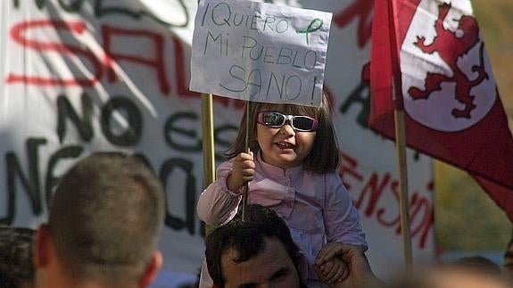 Protesta en Cistierna en 2007 contra la Sama-Velilla