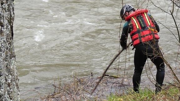 GEAS de la Guardia Civil rastreando el río Bernesga este viernes.