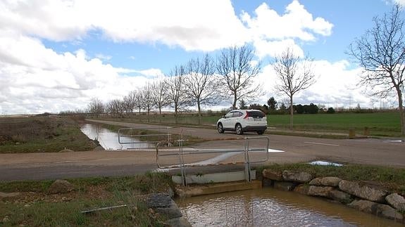 Un vehículo pasa por la zona conflictiva.