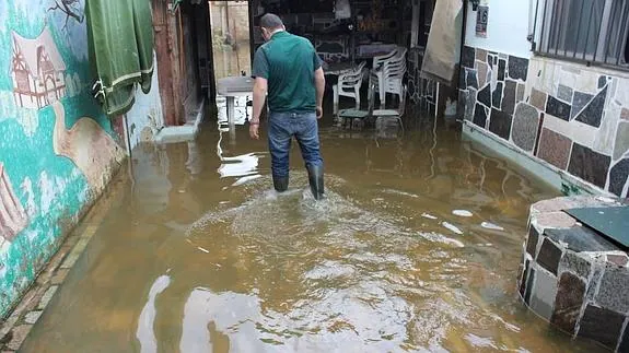 Las lluvias provocan la inundación de varias casas y terrenos en la rotonda de Villaobispo