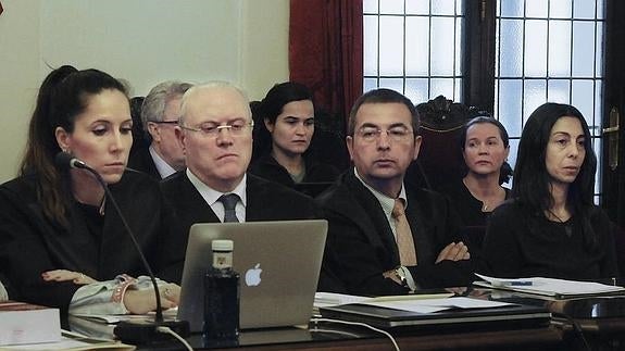 Beatriz Llamas a la izquierda y Fermín Guerrero al lado de Raquel Gago, durante la celebración del juicio