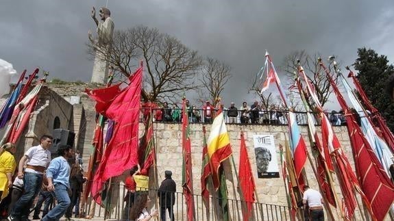 Concentración de pendones, en el Cristo del Otero.