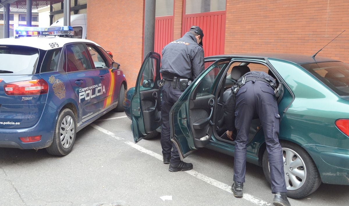 Efectivos policiales revisando el vehículo.