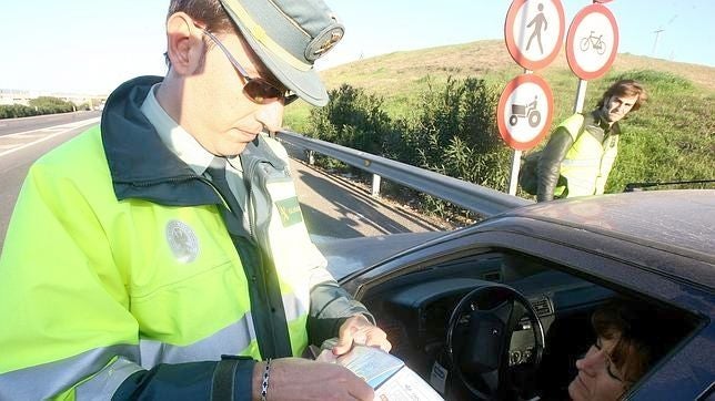 Una conductora es sancionada por un agente de la Guardia Civil.