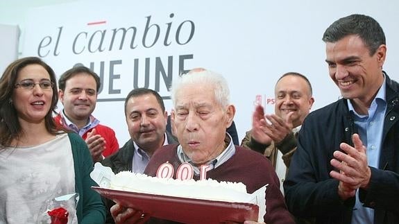 El secretario general de el PSOE, Pedro Sánchez (D), junto al militante Antonio Fernández, que recientemente ha cumplido 100 años.