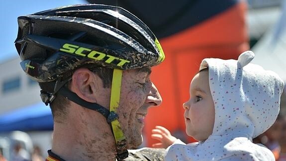 El ganador de la prueba en bicicleta de montaña fue recibido en meta por su bebé.