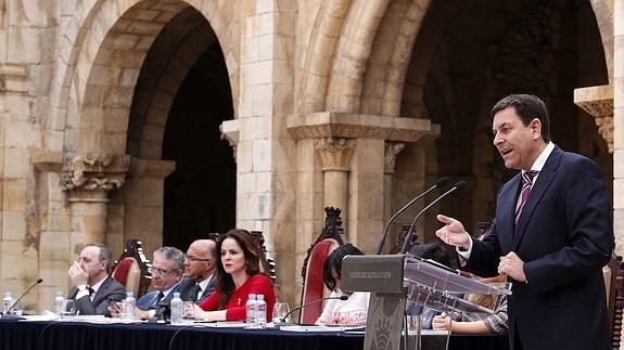 Intervención del portavoz del PP, Carlos Fernández Carriedo, en el Pleno de las Cortes celebrado en la Basílica de San Isidoro de León. 