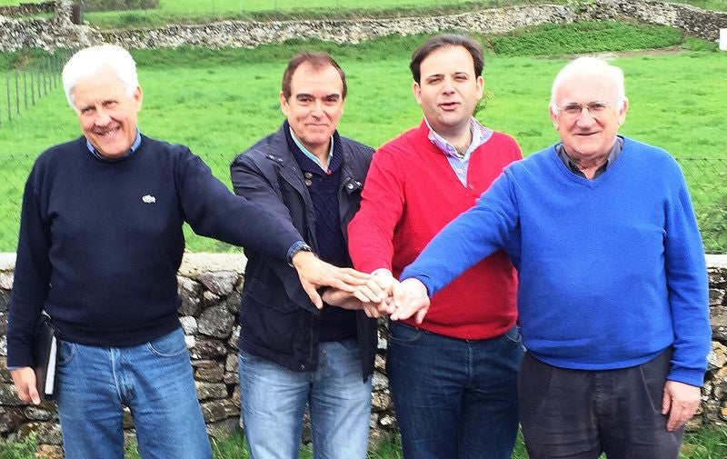 Representantes socialistas en defensa de la carretera de Luna.