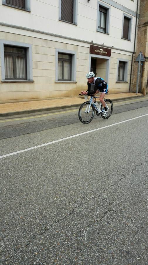 Daniel Lazo, durante el tramo de bicicleta