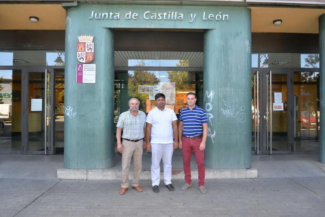 El alcalde de Sobrado con Alí Khawar y el representante de la agencia de transporte que opera en el puerto de Valencia, ante la sede de la Junta. 