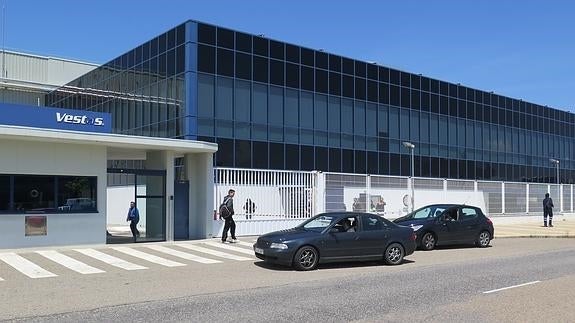 Dos coches pitan ante la entrada de Vestas.