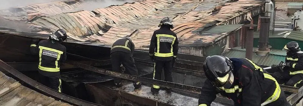 El fuego arrasa la fábrica de Embutidos Rodríguez y deja en el aire 250 empleos