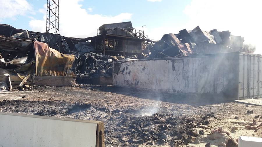 Imagen de la fábrica arrasada por el incendio.