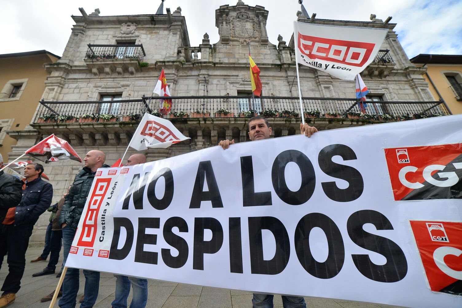 Protesta de los trabajadores de FCC a las puertas del Ayuntamiento.