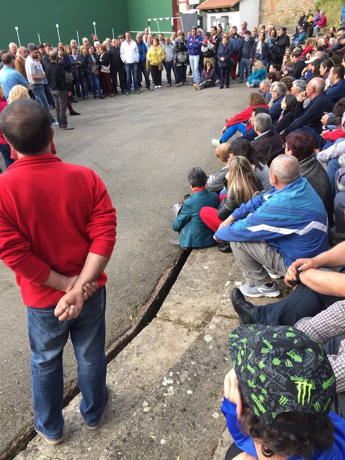 Este viernes se celebró un concejo en las instalaciones deportivas de la localidad