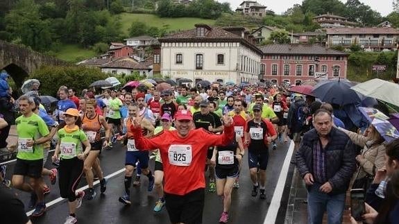 Los corredores toman la salida en Cangas de Onís. 