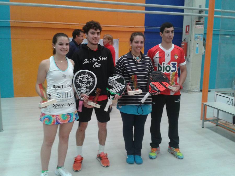 Los campeones provinciales posan con sus trofeos