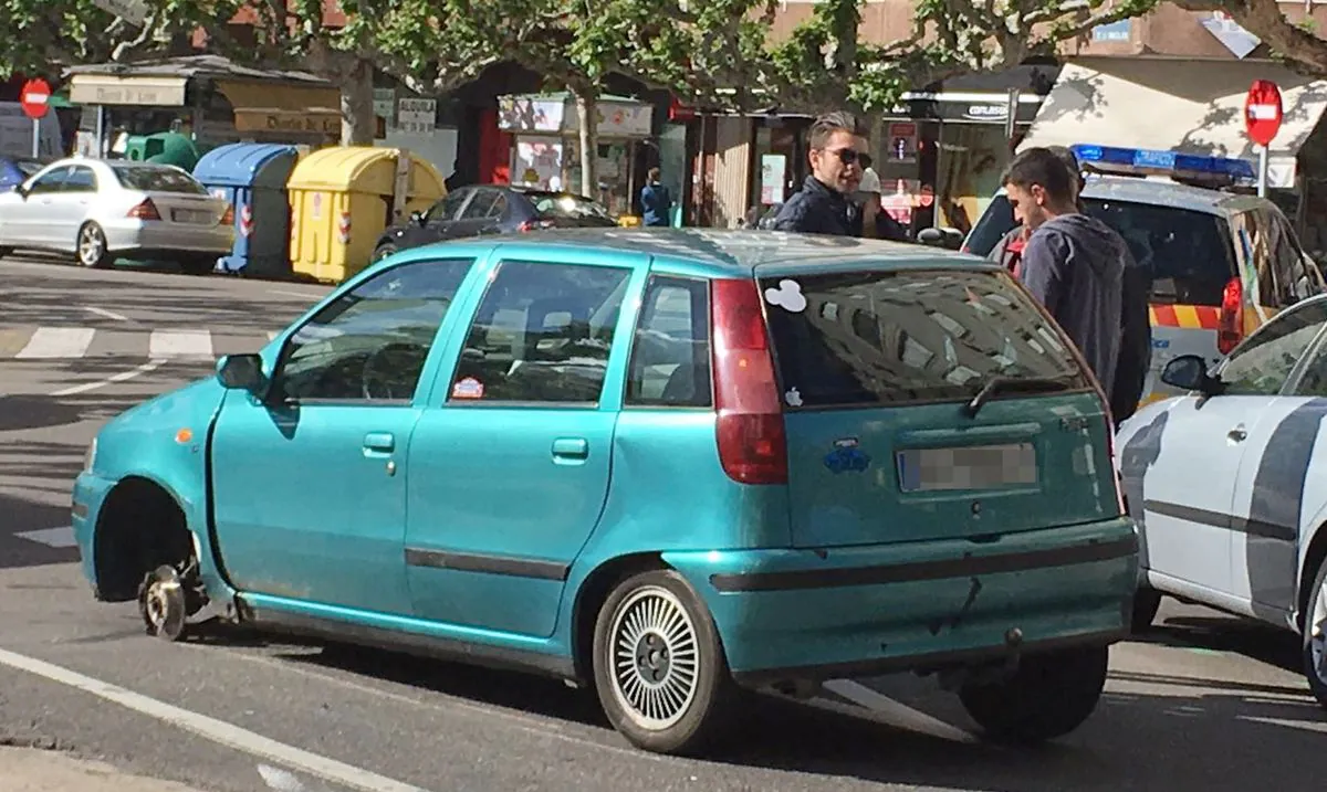 Imagen del vehículo tras perder la rueda delantera.