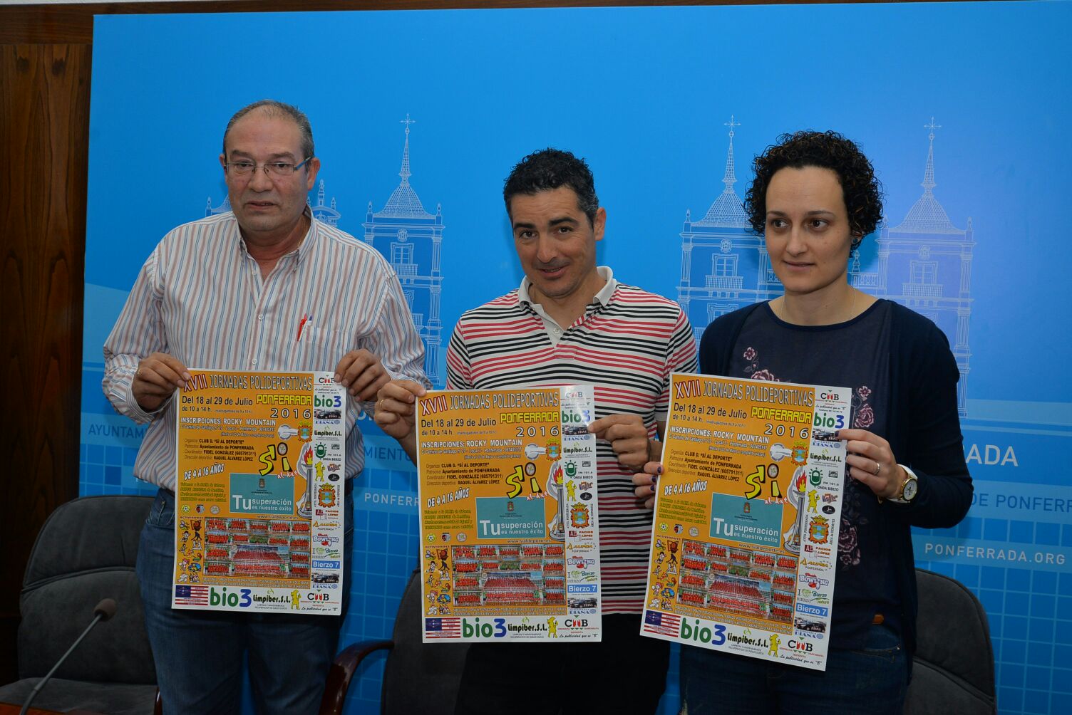 El concejal de Deportes, junto a Fidel González y Raquel Álvarez, del CB Embutidos Pajariel, en la presentación de las jornadas. 