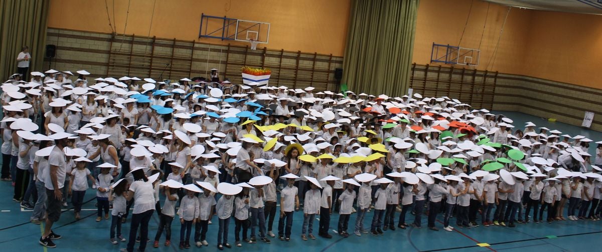 Los alumnos del Antonio Valbuena representaron la bandera olímpica