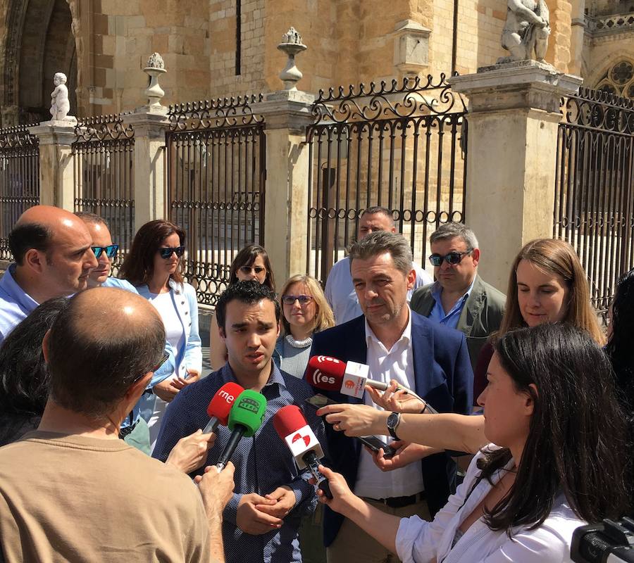 Pablo Yáñez, director de campaña del partido en Castilla y León, junto a Bueno