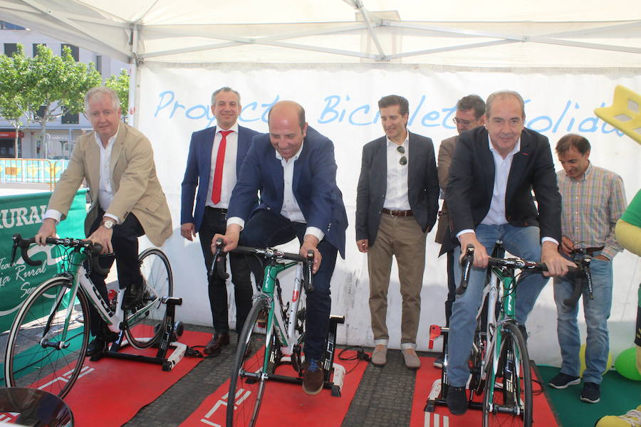 Francisco Castañón, en el medio, junto a Cipriano García (D), presidente de Caja Rural y el presidente de Seguros RGA (I)