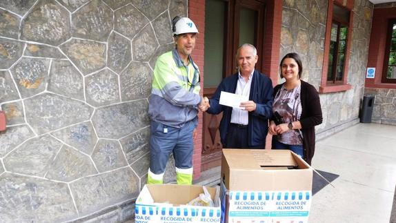 Cementos Cosmos y los trabajadores de Toral donan alimentos y dinero a Cáritas Ponferrada