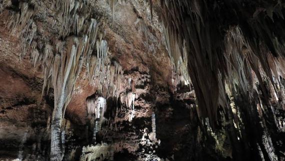 Estalactitas y estalagmitas conviven en la Cueva de Valporquero.