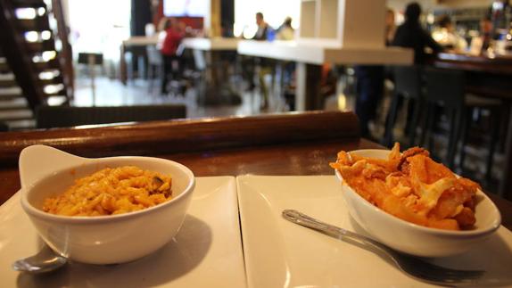 Paella y huevos estrellados, tapas típicas de León.