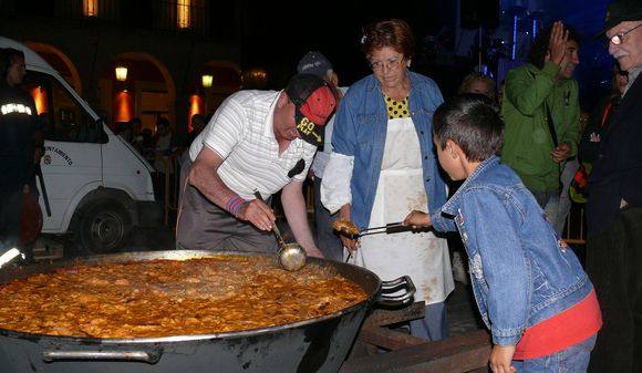 León Despierta pide que no cambien «las tradicionales sopas de ajo por el pollo frito»